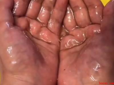 老鼠贴粘到手怎么洗掉