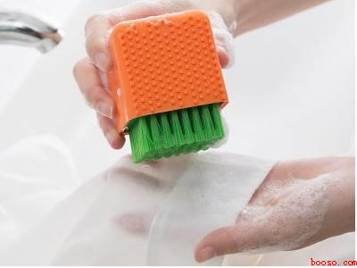 洗衣服时白色衣服被染色了怎么办