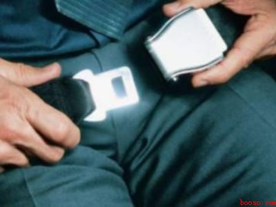 如何解开飞机安全带