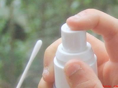 行李箱上的贴纸胶怎么去除