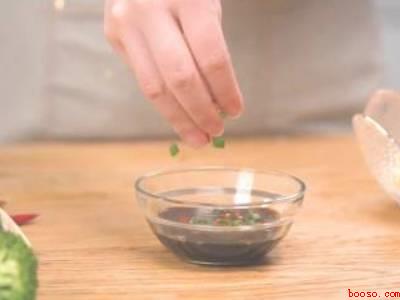 拌鸡蛋怎么做的(拌鸡蛋怎么做的具体操作步骤)