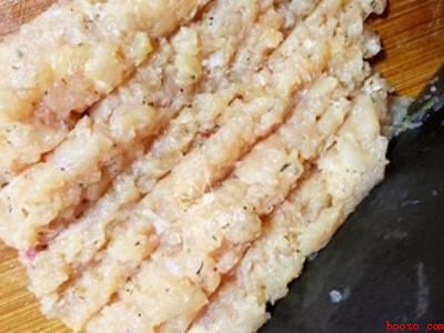 汉堡里的鸡肉怎么做的（汉堡里的鸡肉怎么做 具体操作步骤）