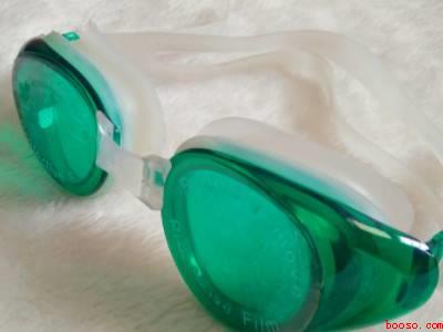 泳镜防雾剂怎么使用