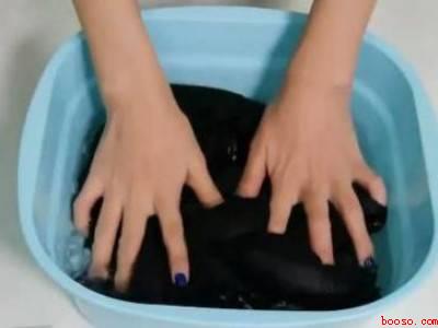 黑色纯棉衣服掉色发红怎么恢复