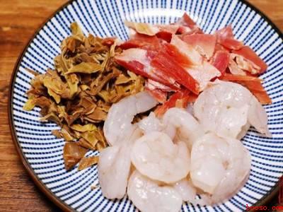 奶锅怎么用(奶锅怎么用共有4步,奶锅可以做鲜虾咸粥、寿喜锅、红糖鸡蛋)