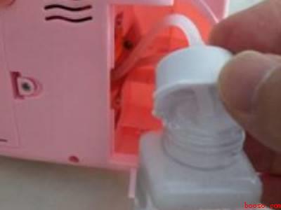 泡泡机玩具怎么放泡泡水（泡泡机玩具怎么放泡水的具体操作步骤）