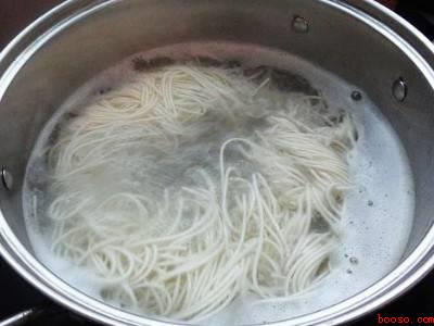 煮面怎么不让泡沫溢出来