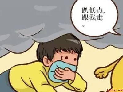 从火灾现场撤离时应该怎么做