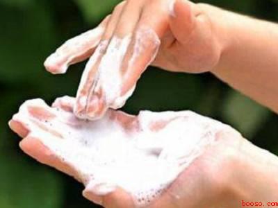 苍蝇胶粘手上怎么办