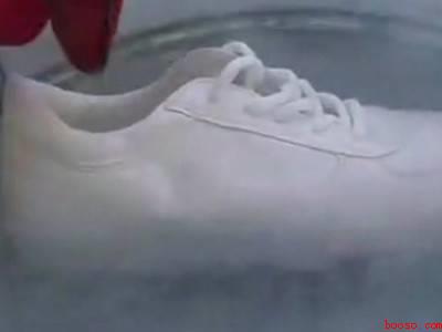 白拖鞋黑了怎么洗掉