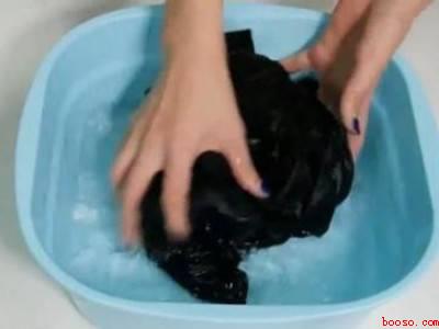 黑色纯棉衣服掉色发红怎么恢复