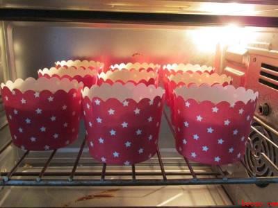 纸杯蛋糕怎么吃