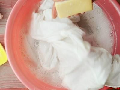 衣服弄上粘蝇胶怎么办