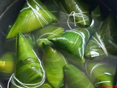 粽子叶怎么煮是绿色的（粽子叶怎么煮是绿色的具体操作步骤）