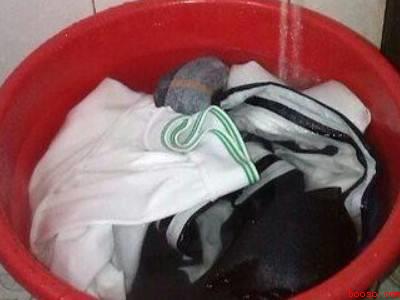 李子汁弄衣服上怎么办