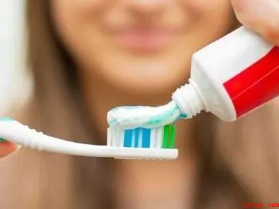 白布鞋上的黑色痕迹怎么去除