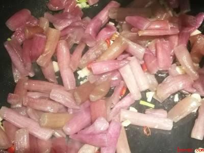 鸡头杆子怎么做好吃（鸡头杆子怎么做好吃共有3步）