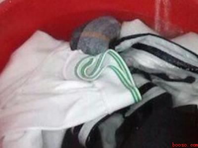 白衣上有黑色笔芯油怎么洗