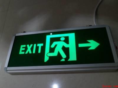 从火灾现场撤离时应该怎么做