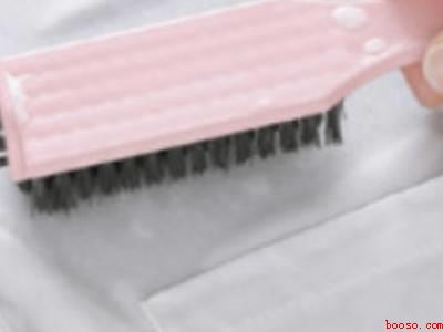 502胶水弄衣服上变硬了