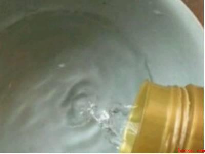 白衬衣上的黄色污渍怎么去除