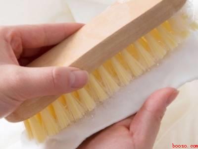 粘蚊子的胶在衣服上怎么去除