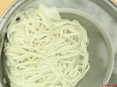 担担面的做法及配料（担面的做法及配料的具体操作步骤）