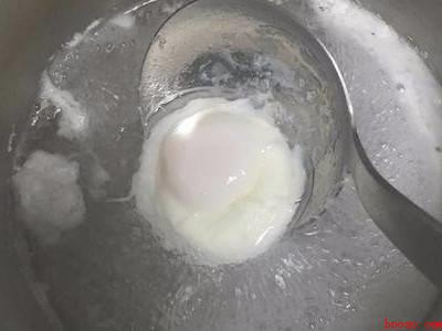 在清水里怎样做荷包蛋才不散（清水里怎样做荷包蛋才不散）