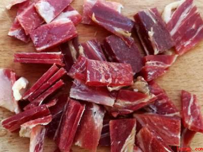 火腿的吃法(火腿的吃法共有3步,火腿可做成火腿炒双菇、芝士火腿、紫薯火腿)