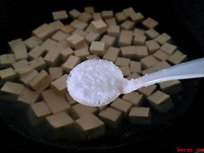 腌制过的香椿芽怎么做好吃(腌制过的香椿芽怎么做好吃共有五步)