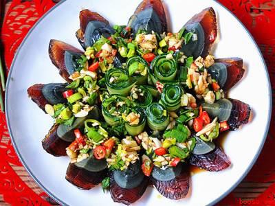 怎么吃皮蛋（怎么吃皮蛋共有3步,皮蛋可做成）