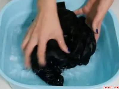 黑色衣服染色了怎么恢复
