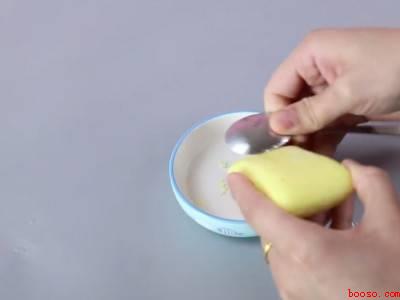 皮鞋上的白斑怎么去除