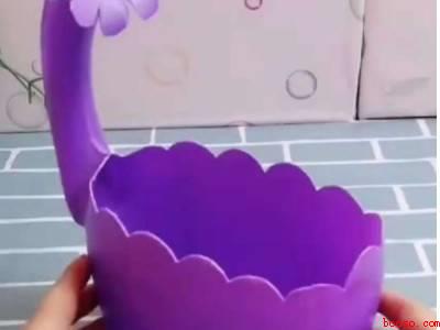 用洗衣液瓶制作花瓶怎么剪