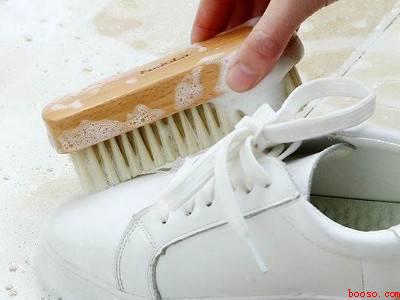 白拖鞋黑了怎么洗掉