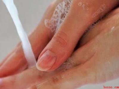 苍蝇胶粘手上怎么办