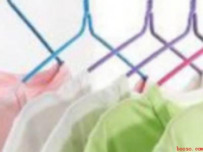 502胶水弄衣服上变硬了