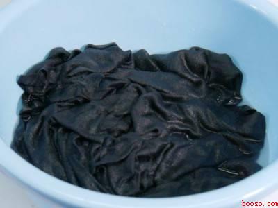 黑色衣服上有白色的痕迹怎么处理