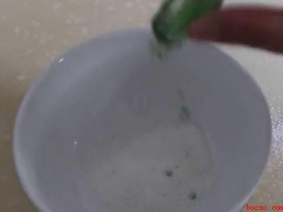 垃圾桶旁边的小虫子怎么消除