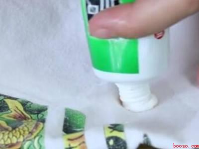 白衣服上有泥土渍怎么洗