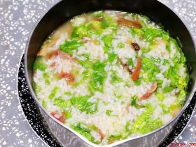 奶锅怎么用(奶锅怎么用共有4步,奶锅可以做鲜虾咸粥、寿喜锅、红糖鸡蛋)