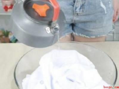 李子汁弄白色衣服上怎么办