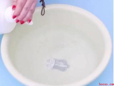 洗衣服时白色衣服被染色了怎么办