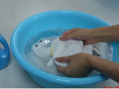 白色裤子上有污渍怎么才能洗干净