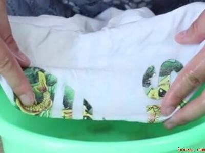 白衣服上有泥土渍怎么洗