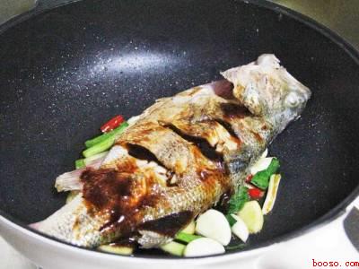 鲈鱼怎么红烧好吃又简单