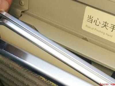 高铁一等座的小桌子怎么打开