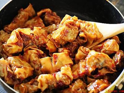 怎么吃乌鸡（怎么吃乌鸡共有4步,乌鸡可以做成乌鸡馄饨拌辣酱、榴莲炖乌鸡、）