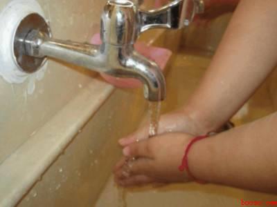 玻璃胶粘到手上怎么办