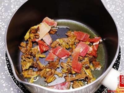 奶锅怎么用(奶锅怎么用共有4步,奶锅可以做鲜虾咸粥、寿喜锅、红糖鸡蛋)